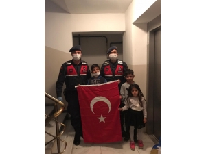 Minikler Türk Bayrağı İstedi, Jandarma Teslim Etti