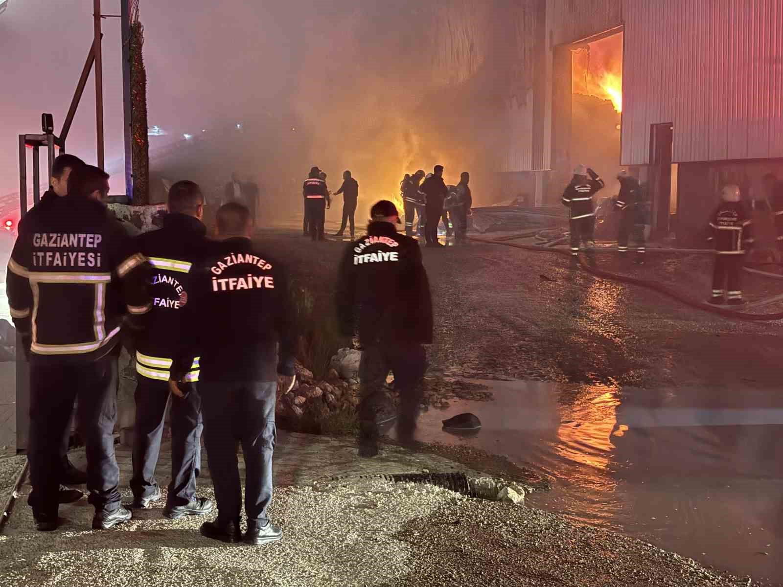 gaziantep-te-mobilya-fabrikasinda-yangin