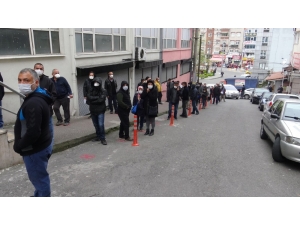 Vatandaşlar İzin Belgesi İçin Uzun Kuyruklar Oluşturdu