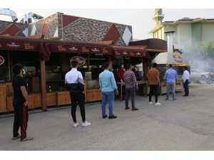 4 Günlük Sokağa Çıkma Kısıtlaması Öncesi Adanalılar Kebapçılara Akın Etti