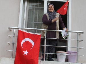 Kuyucak Belediyesi Vatandaşlara Bayrak Dağıttı