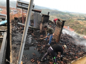 Selendi’de Çatı Yangını Korkuttu