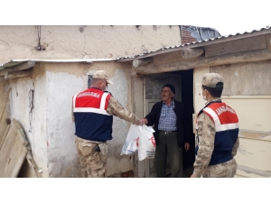 Jandarma Yardım Paralarını Evlere Ulaştırıyor