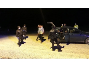 Sokağa Çıkma Yasağı Olan Genç Otomobil Bagajında Yakalandı