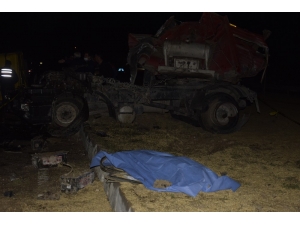 Burdur’da Arpa Yüklü Tır Yoldan Çıkıp Refüje Girdi: 1 Ölü