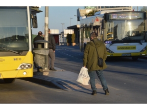 Sokağa Çıkma Kısıtlamasının İlk Gününde İşe Gitmek İsteyen Vatandaşlar Yollara Çıktı