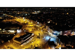 4 Günlük Sokağa Çıkma Kısıtlaması Nedeniyle Kadıköy Meydanı Boş Kaldı