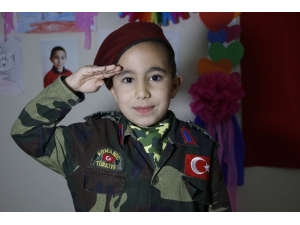 Minik Ahmet’in ’Bayrak’ Sevgisi