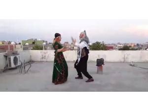 23 Nisan’ı Evinin Damında Reyhani Oynayarak Kutladı