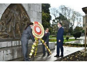 23 Nisan’a Sade Kutlama