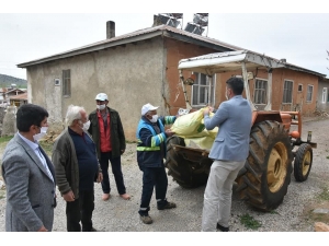 Tufanbeyli Belediye Başkanı Ergu, Vatandaşın Tarlasını Gübreledi