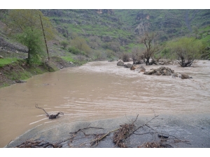 Sağanak Yağış İlçe Yolunu Ulaşıma Kapattı