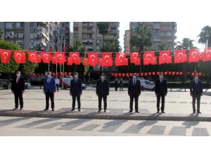 Sosyal Mesafeli, Maskeli Çelenk Töreni