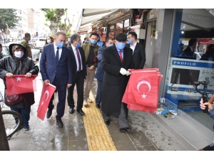 Amasya Belediye Başkanı Sarı, Esnaf Ve Vatandaşlara Türk Bayrağı Dağıttı