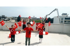 Kuzenler 23 Nisan’ı Evin Terasında Kutladı