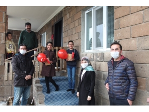 Öğretmenler Ev Ev Dolaşıp Öğrencilerine 23 Nisan Sürprizi Yaptı