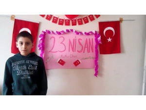 Okula Gidemeyen Özel Çocuklar 23 Nisan’ı Evlerinde Şarkı Söyleyerek Kutladı