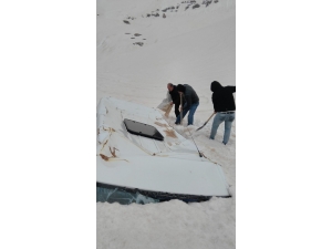 Çığ Altındaki Minibüsten Eşyalarını 3 Ay Sonra Alabildiler