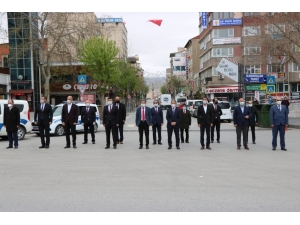 Niğde’de 23 Nisan Kutlamaları Çerçevesinde Atatürk Anıtına Çelenk Sunuldu