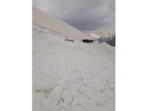 Bahçesaray Yoluna Çığ Düştü