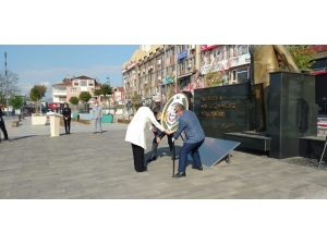 Sakarya’da Sosyal Mesafeye Uyularak Çelenk Sunma Töreni Düzenlendi