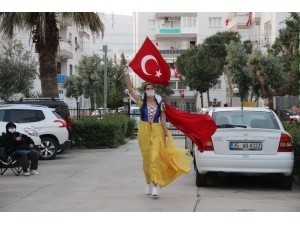 İzmir’de 23 Nisan Coşkusu Balkonlarda Kutlandı