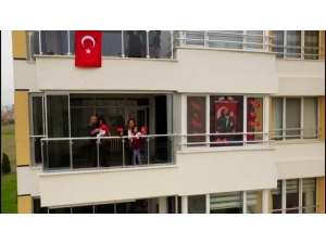 Kayseri’de Balkonlarda 23 Nisan Coşkusu