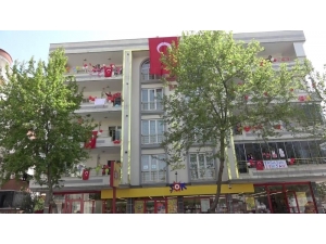 Çocuklar Bayramı Balkonlardan Kutladı