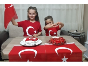 Bursa’da Çocuklar Türk Bayraklı Pasta Yapıp 23 Nisan’ı Kutladı
