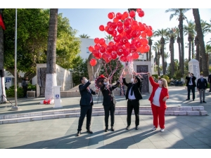 Çocuklar İçin Gökyüzüne Balon Bıraktılar