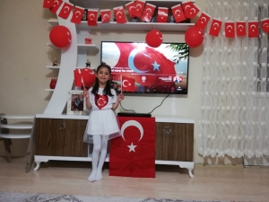 Minik Defne, İstiklal Marşı’nın 10 Kıtasını Ezbere Okudu