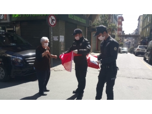 Polisler Vatandaşa 23 Nisan İçin Bayrak Dağıttı