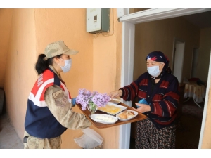 Tunceli’de Leylak Çiçekli Kahvaltı Servisi