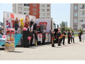Kaymakam Kapı Kapı Dolaşıp Çocukların Bayramlarını Kutladı