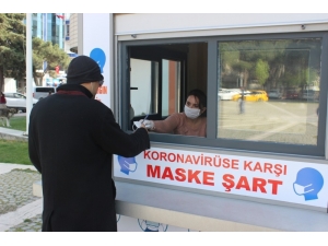 Burhaniye’de Belediye Maske Dağıtım Noktası Kurdu