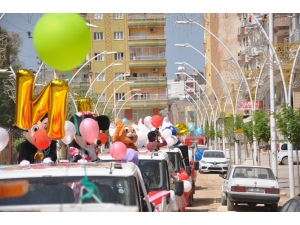 Kızıltepe’de 23 Nisan Kortejine Vatandaşlar Balkonlarından Eşlik Etti