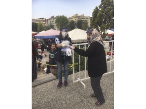 Pazaryerlerinde Maske Dağıtımına Devam Ediyor