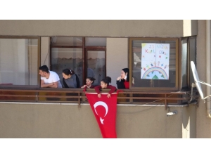 Zonguldaklılar 23 Nisan’ı Balkondan Kutladı
