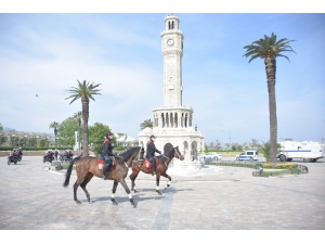 İzmir Polisi, Çocuklara Bayram Coşkusu Yaşattı