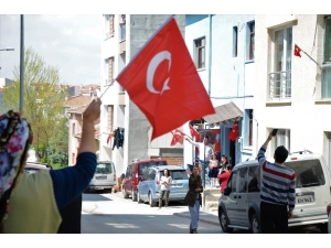 Sokağına Ses Sistemi Kurup Herkesi Balkonlara Kapı Önlerine Davet Etti