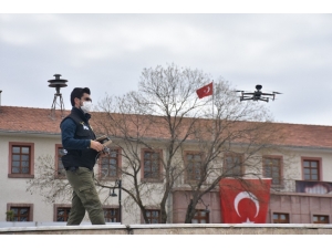 Sesli Drone İle Sokağa Çıkanlar Uyarılıyor