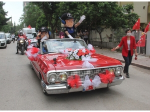 Polisten Çocuklara Üstü Açık Otomobilli Kortejle Bayram Sürprizi