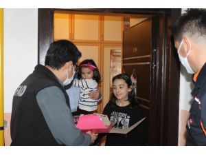 Evinde Kalan Öğrencilere 23 Nisan’da Sürpriz Doğum Günü