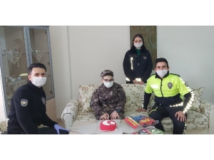Polislerden Engelli Çocuğa Pastalı 23 Nisan Kutlaması
