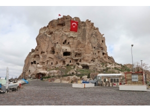 Dünyanın En Yüksek Peribacasına Türk Bayrağı Asıldı