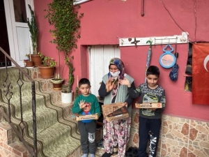 Hiç Pizza Yemediğini Söyleyen Çocuklara 23 Nisan’da Pizza Sürprizi