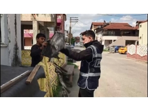 Sakarya’da Yaptığı Uçurtmayı Uçurmak İsteyen Çocuğa Devriye Polisi Yardım Etti