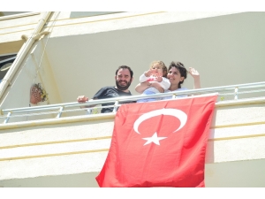 Lüleburgaz’da 23 Nisan Balkonlardan Kutlandı