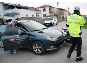 Otomobille Elektrikli Bisiklet Çarpıştı: 1 Yaralı