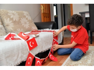 10 Yaşındaki Umut Evini Süslemek İçin Türk Bayrağı Ve Balon İstedi